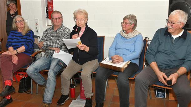 Dr. Nicola Borger-Keweloh, Horst Grotheer, Sabine Falk, Renate Grützner und  Henning Siats beim Herdfeuerabend im Gästezentrum Wremen