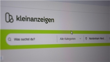 Ein Display zeigt die Homepage von Kleinanzeigen.de. 