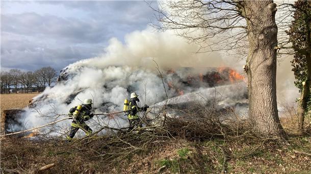 Brand in Weertzen: 150 Strohballen gehen in Flammen auf Über mehrere Stunden kämpfte die Feuerwehr mit dem Brand.