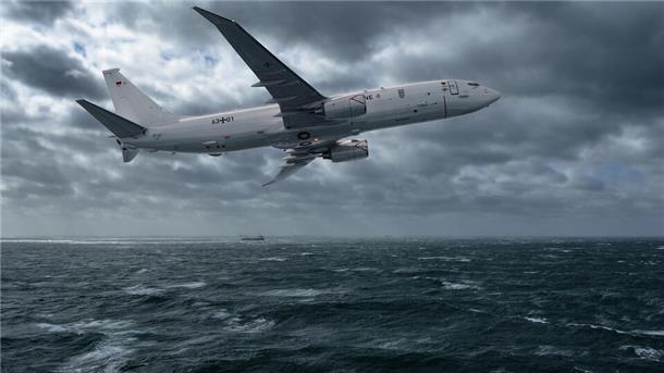 Eine P-8A Poseidon der Deutschen Marine fliegt bei stürmischem Wetter über die Nordsee. Das weiße Aufklärungsflugzeug mit deutscher Kennung ist im Tiefflug unterwegs; im Hintergrund sind dunkle Wolken und ein Schiff auf dem Meer zu erkennen.
