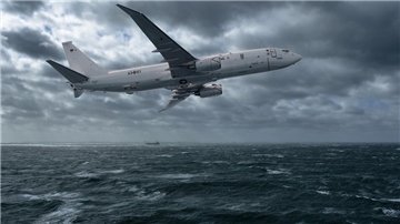 Eine P-8A Poseidon der Deutschen Marine fliegt bei stürmischem Wetter über die Nordsee. Das weiße Aufklärungsflugzeug mit deutscher Kennung ist im Tiefflug unterwegs; im Hintergrund sind dunkle Wolken und ein Schiff auf dem Meer zu erkennen.