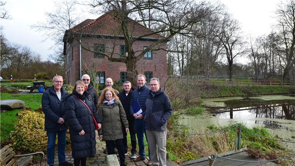 Stiftung fördert Sanierung von alter Wassermühle (v.l.): Volker Radau (stv. Vorsitzender Heimatverein Beverstedt), Carmina Schemkes (Mühlenstiftung), Ralf Wolf (Sprecher Mühlengruppe), Birgit Greiner (Mühlenstiftung), Hartmut Spreen (Kassenwart Heimatverein), Ilhan Durmush (Fachdienst Bautechnik Gemeinde Beverstedt), Guido Dieckmann (Gemeindebürgermeister), Harald Krämer (Mühlenstiftung)