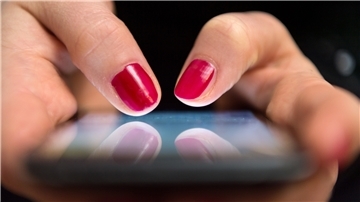Finger tippen auf ein Handy-Display.