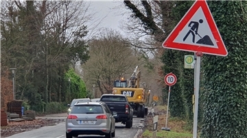 Über Weihnachten und Neujahr ruht die Baustelle in der Ortsdurchfahrt Fickmühlen. Die Mitarbeiter der Straßenbaufirma haben die Ampelanlage entfernt und die Baustelle gesichert.