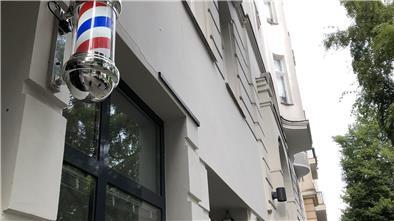 Die rot-weiß-blau gestreifte Säule ist das weltweite Symbol für den Barbershop.