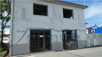 Überall in Bremerhaven - auf dem Bild am Fischkai - gibt es noch sogenannte Fassaden-Sgrafitti. In einer Ausstellung soll ihre Geschichte aufgearbeitet werden.