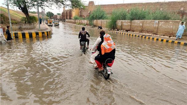 Todeszahlen wegen Monsuns in Pakistan steigen auf 150 Überall Wasser: Menschen fahren durch überschwemmte Straßen nach starkem Monsunregen.
