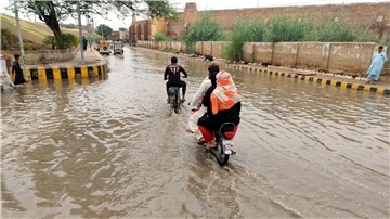 Überall Wasser: Menschen fahren durch überschwemmte Straßen nach starkem Monsunregen.