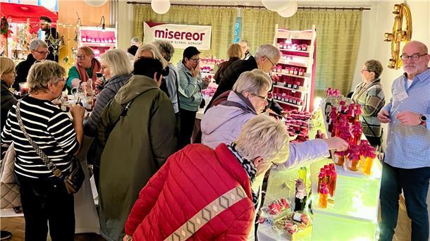 Menschen auf dem Martinsbasar der katholischen St.-Willehad-Gemeinde in Nordenham.