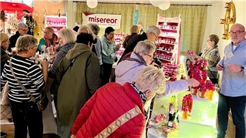 Menschen auf dem Martinsbasar der katholischen St.-Willehad-Gemeinde in Nordenham.