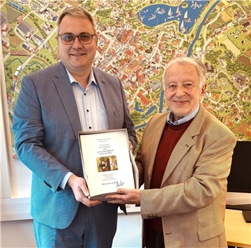 Übergabe der Petition zum Erhalt des Ostewehrs an Landrat Marco Prietz (links) durch Claus List, Vorsitzender der Osteland AG.
