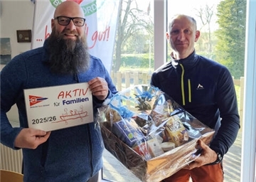 Übergabe eines Präsentes an den ausscheidenden Abteilungsleiter Tim Kahrs (links).