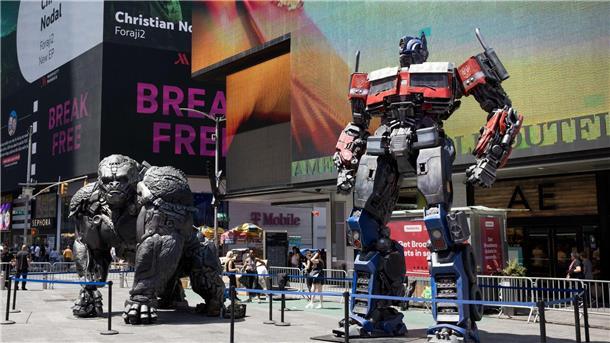 Übergroße Roboterfiguren stehen auf dem Times Square, um für den neuen „Transporters“-Film zu werben.