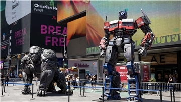 Übergroße Roboterfiguren stehen auf dem Times Square, um für den neuen „Transporters“-Film zu werben.
