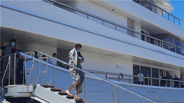 Unglück im Mittelmeer: Keine Hoffnung auf mehr Überlebende Überlebende des Bootsunglücks erreichen nach der Rettungsaktion das griechische Festland.