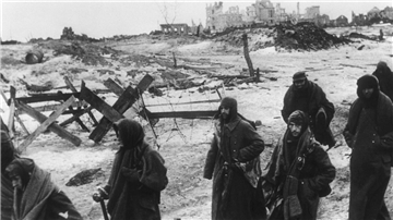 Überlebende deutsche Soldaten verlassen nach der Kapitulation Stalingrad. Die Ende August 1942 bis Stalingrad vorgestoßene deutsche 6. Armee unter Generaloberst Friedrich Paulus wurde Ende November 1942 von der sowjetischen Armee eingekesselt. Am 31. Januar beziehungsweise 2. Februar kapitulierten die Überlebenden samt der Generalität. Foto: dpa