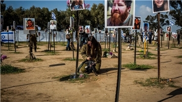 Überlebende und Angehörige der Opfer auf dem Gelände des Musikfestivals Supernova, dem Ort des brutalen Terrorangriffs der Hamas vom 7. Oktober 2023.