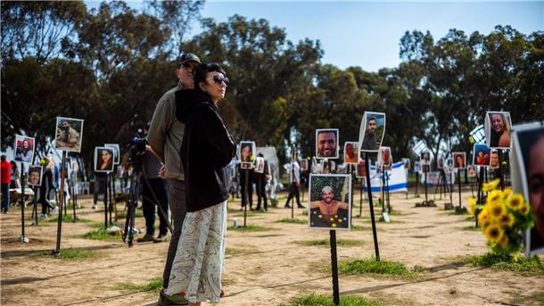 Bericht über systematische sexuelle Gewalt der Hamas Überlebende und Angehörige gedenken der Opfer auf dem Gelände des Musikfestivals Supernova.