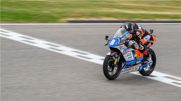 Márquez kämpft sich zurück: Sieg im Sachsenring-Sprint Überquerte als Sieger die Ziellinie: Fynn Kratochwil