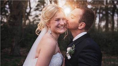 Überraschend wieder da: Dies ist eine der Originalaufnahmen, die Fotografin Maylin Wied zwischen Bademühlen und Badenstedt von dem Zevener Brautpaar Alina und Stefan Martens geschossen hat.
