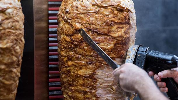 „Überraschung von Steinmeier: Er kommt mit 60 Kilo Döner in die Türkei“ (Symbolbild).