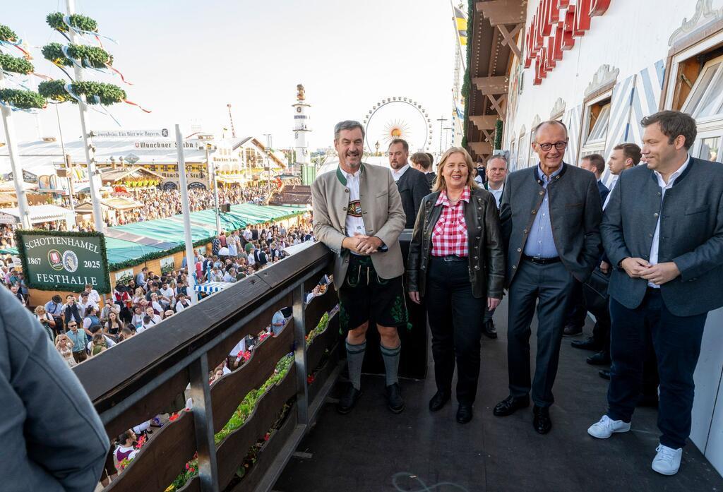Bundeskanzler Merz auf der Wiesn Überraschungsbesuch auf der Wiesn: Bundeskanzler Friedrich Merz (CDU) ist auf dem Oktoberfest aufgetaucht.
