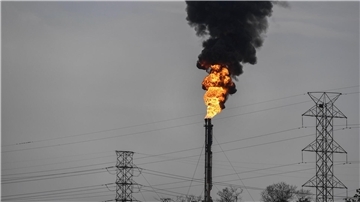 Überschüssiges Gas wird verbrannt. Das internationale Ölkartell Opec+ drosselt die Fördermengen.