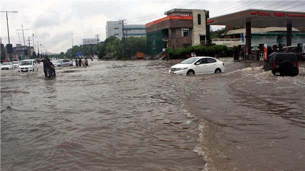Überschwemmte Straßen nach schweren Monsunregenfällen in Lahore.