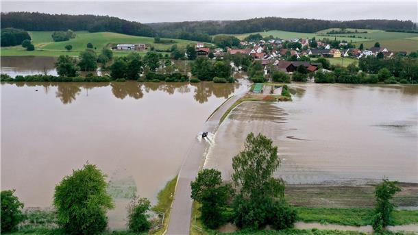 Hochwasser: Dauerregen sorgt für Extrem-Wochenende im Süden Überschwemmte Ufer und Straßen im bayerischen Kammeltal - die Hochwasserlage im Süden Deutschlands hält an.