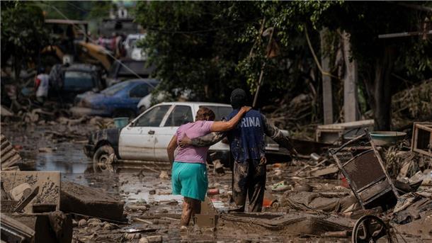Unwetter in Mexiko: 260 Orte von Außenwelt abgeschnitten Überschwemmungen und Erdrutsche haben vielen Straßen unpassierbar gemacht.