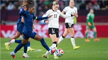Überzeugte den Bundestrainer: Franziska Kett (r) vom FC Bayern.