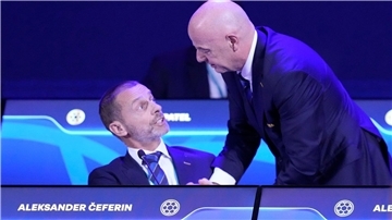 UEFA-Chef Ceferin (l.) und FIFA-Boss Infantino haben Gesprächsbedarf. 