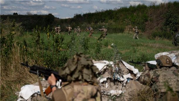 Krieg gegen die Ukraine: So ist die Lage Ukrainische Freiwillige üben für den Kampf auf einem Übungsplatz am Stadtrand von Kiew.