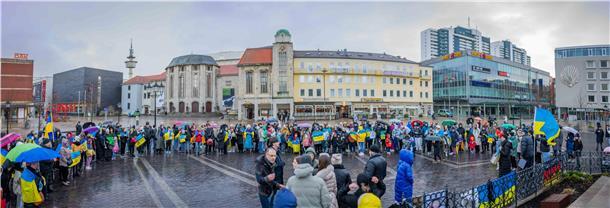 Ukrainische Geflüchtete und Angehörige erinnern während einer Kundgebung auf dem Theodor-Heuss-Platz in Bremerhaven an den seit einem Jahr stattfindenden Krieg in ihrer Heimat.