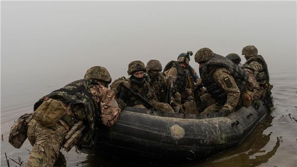 Krieg gegen die Ukraine: So ist die Lage Ukrainische Marinesoldaten auf dem Dnepr an der Frontlinie bei Cherson.