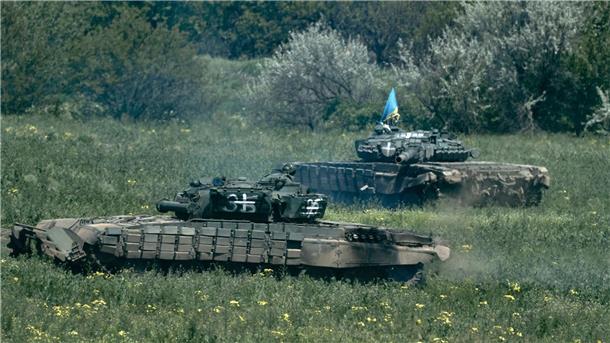 Wagner-Chef erklärt Bachmut für komplett eingenommen Ukrainische Panzer in der Nähe von Bachmut.