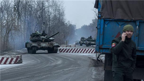 Krieg gegen die Ukraine: So ist die Lage Ukrainische Panzer rollen in Richtung Frontlinie in der Region Donezk.