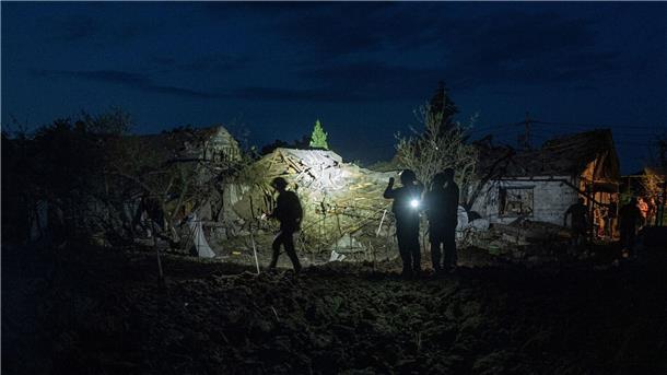 Krieg gegen die Ukraine: So ist die Lage Ukrainische Polizisten dokumentieren die Schäden an Häusern, die von einem Raketenangriff auf ein Wohnviertel in Pokrowsk getroffen wurden.