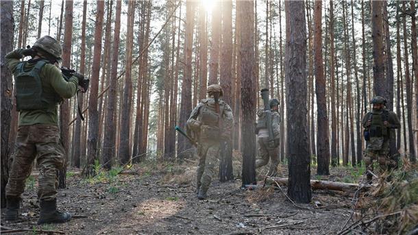 Ukrainische Soldaten an der Frontlinie in der Nähe von Kreminna.