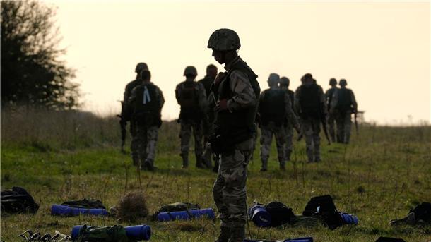 EU-Staaten wollen ukrainische Soldaten ausbilden Ukrainische Soldaten bei der Ausbildung durch britische Streitkräfte in Südengland.