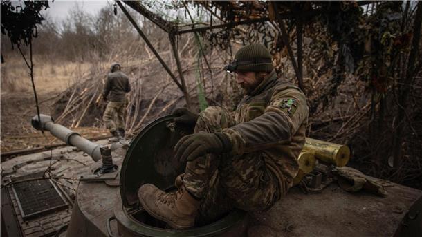 Ukrainische Soldaten bereiten ein selbstfahrendes Artilleriefahrzeug vor, um auf russische Stellungen an der Frontlinie in der Region Donezk zu feuern.