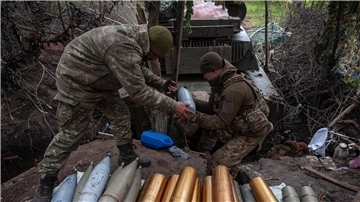 Ukrainische Soldaten bereiten Haubitzengranaten vor.