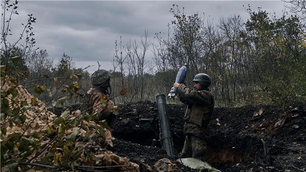 Krieg gegen die Ukraine: So ist die Lage Ukrainische Soldaten beschießen nach ukrainischen Angaben russische Stellungen mit einem Granatwerfer.