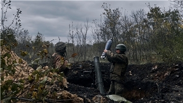 Ukrainische Soldaten beschießen nach ukrainischen Angaben russische Stellungen mit einem Granatwerfer.
