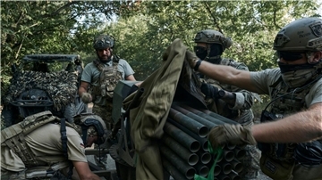 Ukrainische Soldaten der 28. Brigade bereiten ein Mini-Mehrfachraketen-System an der Frontlinie in der Nähe von Bachmut vor. (Archiv)