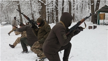 Ukrainische Soldaten erhalten eine Spezialausbildung unter Feldbedingungen in der Region Charkiw im Nordosten der Ukraine.