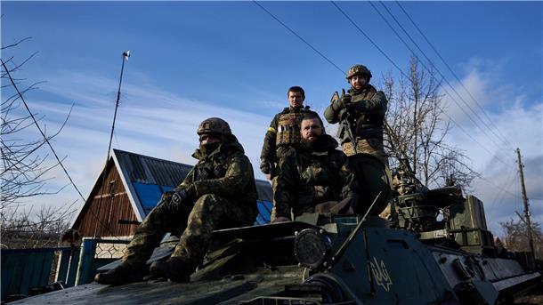 Krieg gegen die Ukraine: So ist die Lage Ukrainische Soldaten fahren durch Bachmut.
