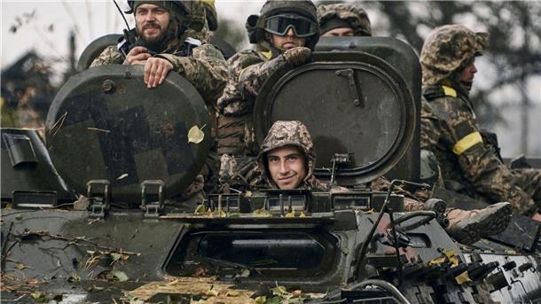 Ukrainische Soldaten fahren in der Region Donezk auf einem Schützenpanzer.