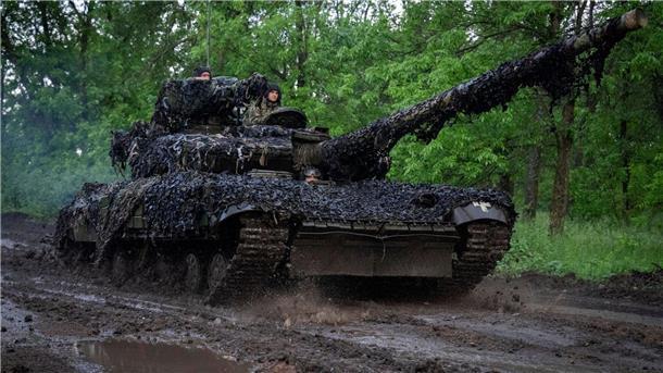 Ukrainische Soldaten fahren mit Panzern zu ihren Stellungen nahe Bachmut.