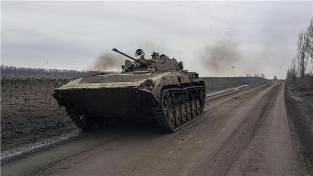 Ukrainische Soldaten fahren nahe Bachmut in Richtung der Frontstellungen.